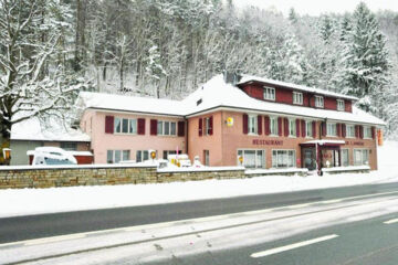 HÔTEL CRÊT DE L'ANNEAU Travers HÔTEL CRÊT DE L'ANNEAU Travers